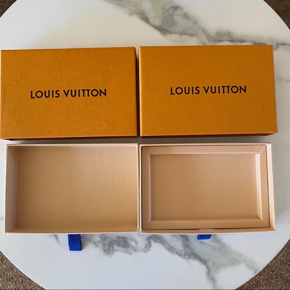 LOUIS VUITTON POST CARDS & GIFT BOX BUNDLE - Picture 4 of 9